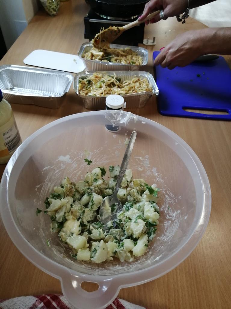 poole_ste's tweet photo. #HAEWproject in #stirchley #Nedge #brookside #youngpeople creative cooking session thanks to Devon and team #healthy lunch @CentralCio stir fry and potato salad #yummy @stirchleyandbr1 @TelfordWrekin @VolTelford @HealthyTF @TelfCommunity https://t.co/L4QB7jHFR0
