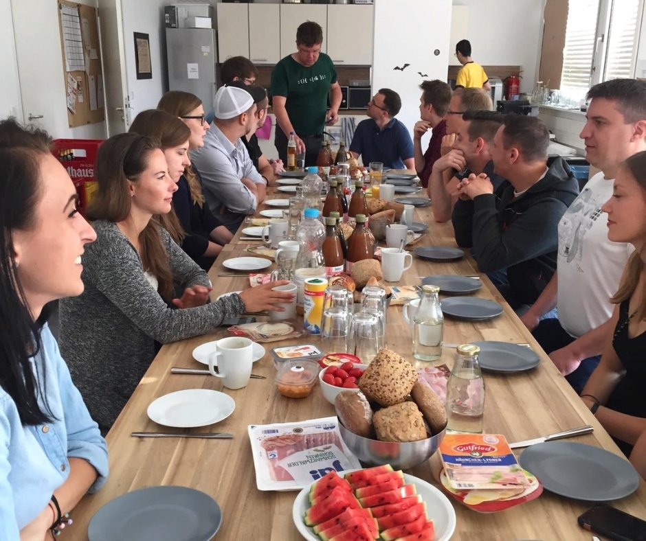 Nach unserem Teamfrühstück geht's gestärkt mit den Vorbereitungen für unseren Release im September weiter! #somethingiscoming #talentwunderteam