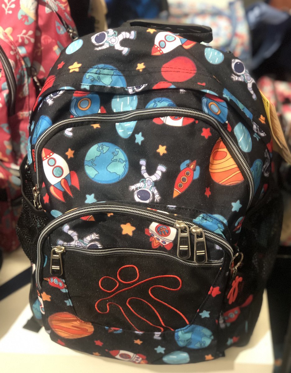 MiltonNunes23's tweet photo. Sexismo estrutural: nas compras para a escola com a minha filha. Procuramos uma mochila. Mochila para rapaz mete ciência. Mochila para rapariga mete bolos e flores. Óbvio que ela quer a primeira. Ela não sabe que existem mochilas em função do género. 2019 e ainda andamos nisto. https://t.co/RaxoqOEbq3