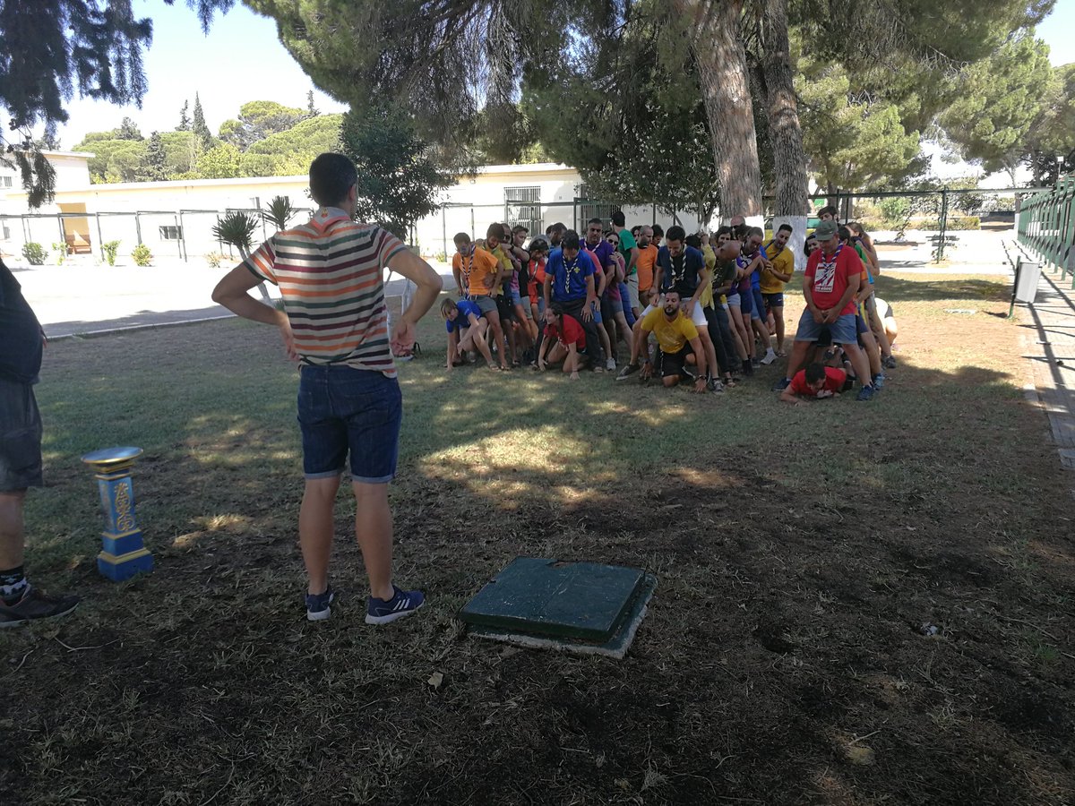 carlosjmnez125's tweet photo. En el Módulo de Campamentos del Curso de Coordinación de #EV19 de la #ETLIM nos formamos para dirigir pero nada nos gusta mas que romper sesiones con un buen juego @SCOUTSAND https://t.co/3paDJ6AHzD