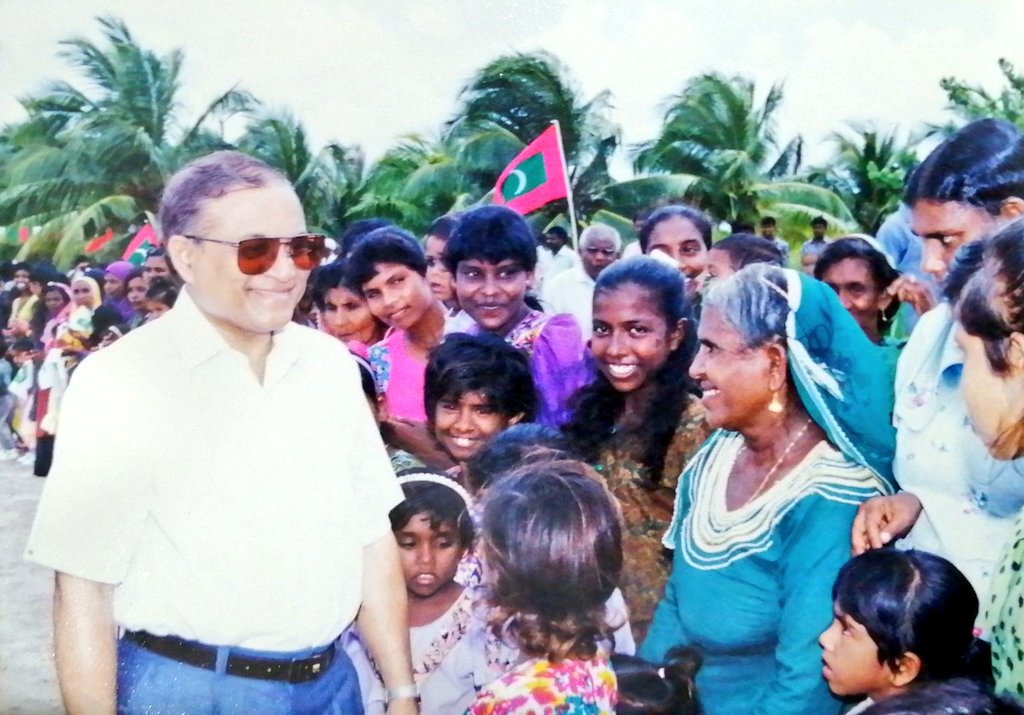 #ThaareekheeFotoa
ރައީސް މައުމޫން <a href="/maumoonagayoom/">Maumoon Abdul Gayoom</a> ތިލަދުންމަތީ އުތުރުބުރީ ދިއްދުއަށް ކުރެއްވި ދަތުރުފުޅެއްގައި އެރަށު ރައްޔިތުން އެ މަނިކުފާނަށް މަރުހަބާ ދަންނަވާ މަންޒަރެއް.
ފޮޓޯ: ދިވެހިރާއްޖޭގެ ޤައުމީ އަރުޝީފު
#LibaasMovement <a href="/TheLibaasMvmnt/">#LibaasMovement</a>