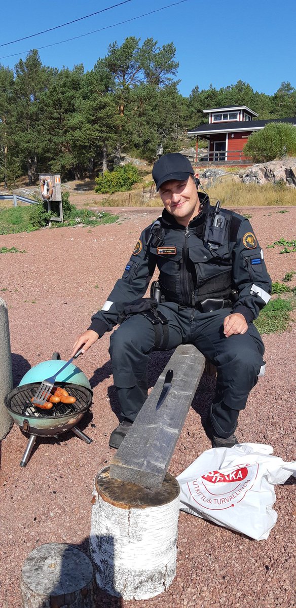 Sjobevakningen1's tweet photo. Lunch i #fältförhållanden! Sommarsäsongen i #skärgården börjar gå mot sitt slut och många #skärgårdskrogar har börjat stänga. Då är det bra att ha en husmor som gärna kommer med och sköter lunchen under patrull. #grilla #Sottunga #korv https://t.co/qdupKlXhH2