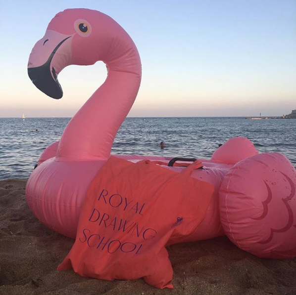 RoyalDrawing's tweet photo. Flamingo spotted with an RDS Tote Bag in Barcelona, Spain! 🇪🇸
#RDSSummer tote bag competition - enter before 1st Sep to win an Autumn term course: https://t.co/zmsQPyluLy https://t.co/Hesup5iSv5