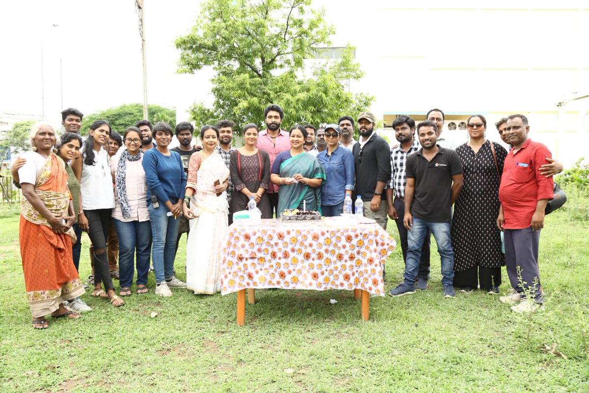 ComCvtv's tweet photo. #Radikaasarthkumar  celebrated her Birthday day at @MadrasTalkies_  #VaanamKottattum  shooting spot. @realradikaa  #dhana @iamVikramPrabhu @aishu_dil https://t.co/VsR5YowePe