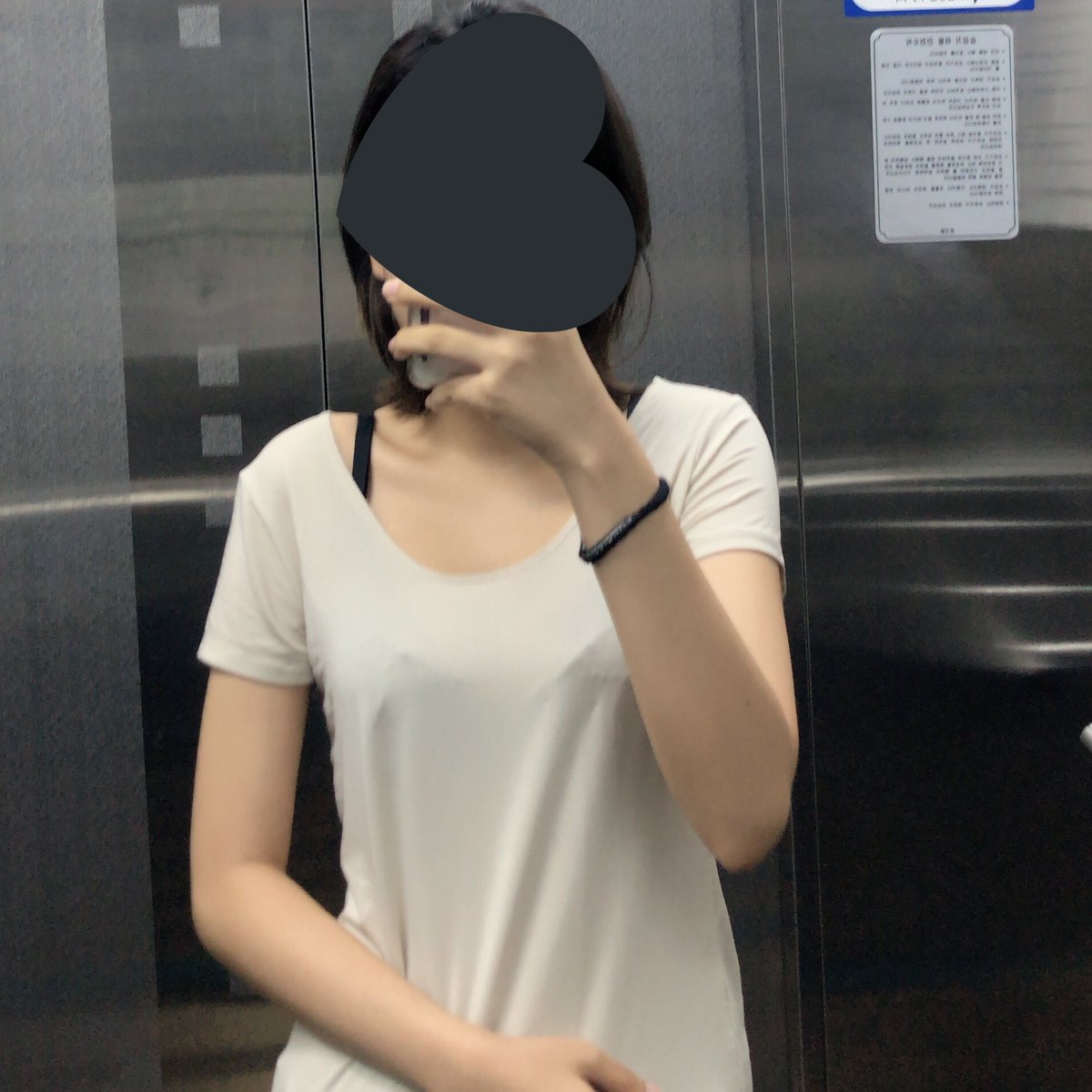 bubuxing's tweet photo. ร้านยุ่นที่นี่คนเดินน้อยเพราะเรื่องเกาหลีญี่ปุ่นอะแหละ นี่เข้าuniqloเมทยังรอด้านนอก ศักดิ์ศรีมันค้ำคอ แต่ช่วงนี้ก็คือลดเยอะมากกก เสื้อในรูปคือเหลือประมาณ120บาท (เช็คจากยอดที่ตัดบัตรไป) เหมาจ้า ถูกเปนขี้ เนื้อผ้ารุ่นนี้ดี(airism)ใส่สบาย เย็น ของผชเหลือประมาณ 190-200เอง สรุปเมทวิ่ง https://t.co/rHtUtWNyGC