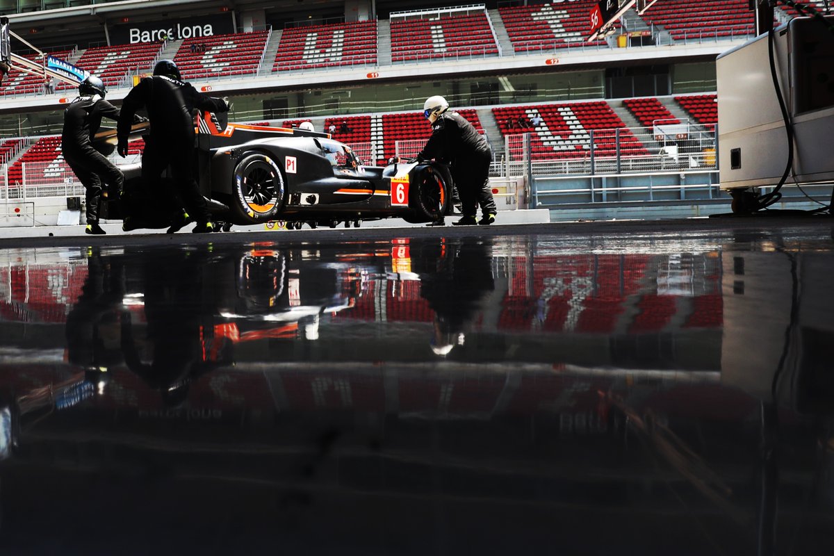 Coming to <a href="/SilverstoneUK/">Silverstone</a> for the <a href="/FIAWEC/">FIA World Endurance Championship</a> #4HSilverstone Follow <a href="/GinettaCars/">Ginetta</a> or <a href="/teamlntginetta/">Team LNT Ginetta</a> &amp; retweet using #GinettaLMP1ForTheFans for a chance to win a free garage tour on Friday or Saturday, hosted by the Ginetta factory drivers @MikeSimpsonP1 and <a href="/CRobertson55/">Charlie Robertson</a>