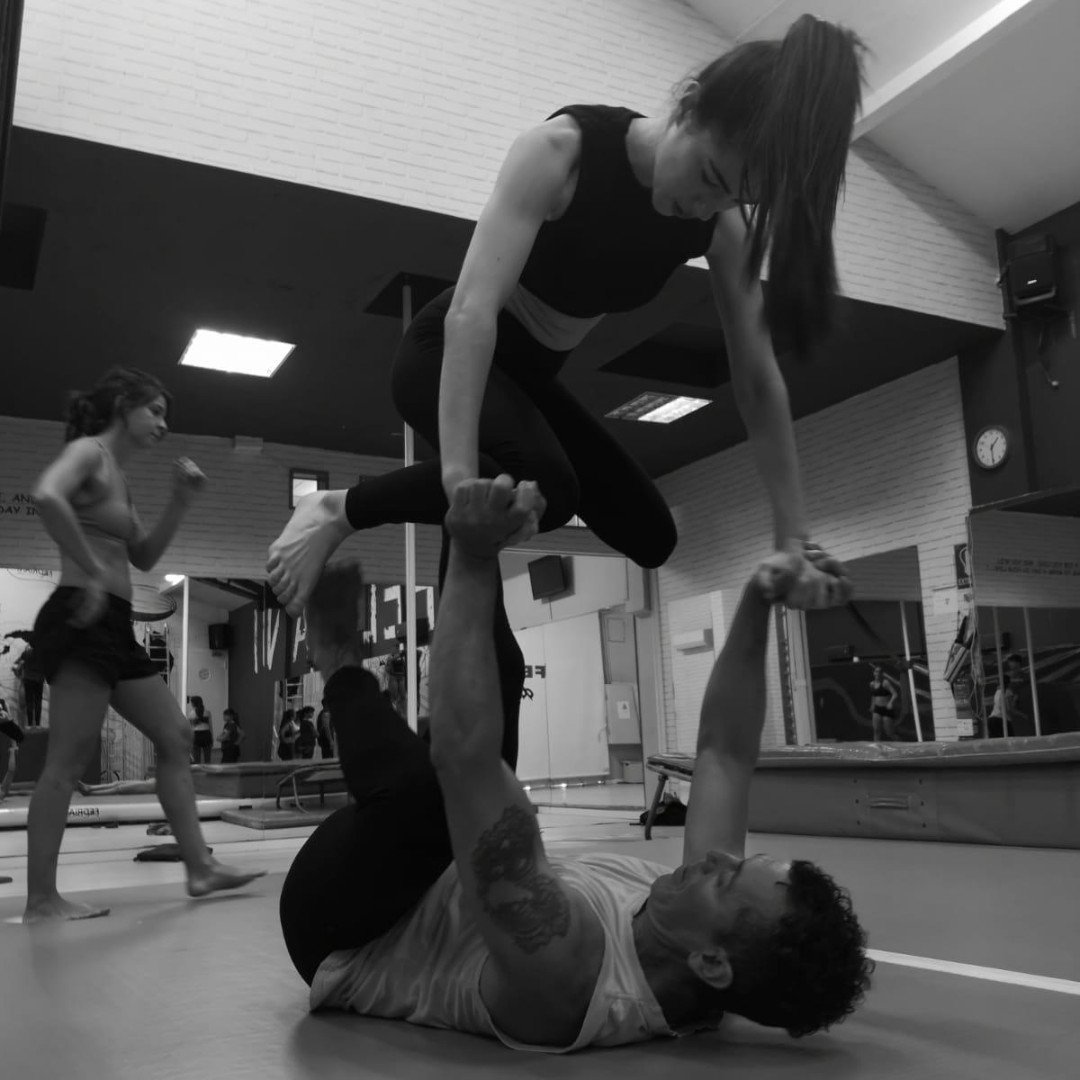 AGENCIAFEDRIANI's tweet photo. Te dejamos más imágenes de nuestro intensivos de verano

¡Los progresos de nuestros alumnos son increíbles! 

↝ https://t.co/eOWwApEIbK

#Acrobacias #Acróbatas #ArtesEscénicas #IntensivoVerano https://t.co/N5Ut5CeUVY