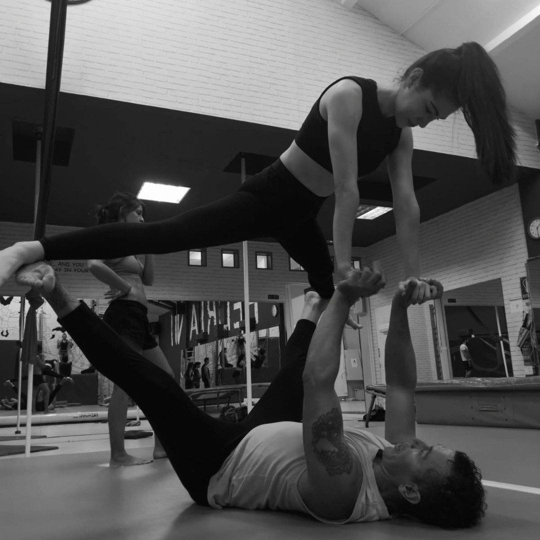 AGENCIAFEDRIANI's tweet photo. Te dejamos más imágenes de nuestro intensivos de verano

¡Los progresos de nuestros alumnos son increíbles! 

↝ https://t.co/eOWwApEIbK

#Acrobacias #Acróbatas #ArtesEscénicas #IntensivoVerano https://t.co/N5Ut5CeUVY
