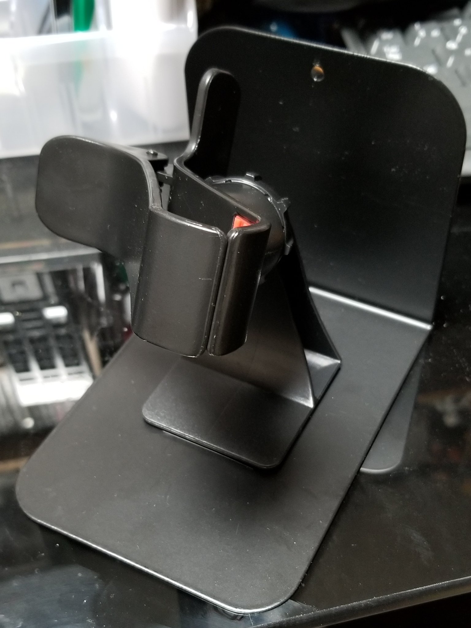 ゴーシ Sur Twitter セリアで売ってる車用のスマホホルダーを これまたセリア で売ってる金属製のブックエンドにセットすれば あっという間に卓上スマホホルダーの完成じゃ クリップが大型だから大きめのスマホも挟めるしブックエンドのおかげで安定性も抜群 総額