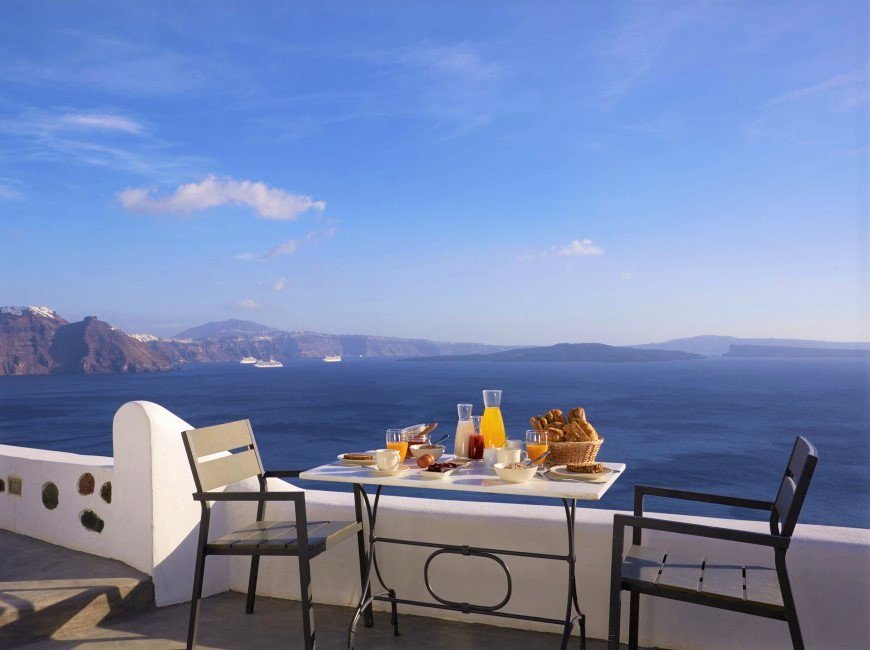 atrinaae's tweet photo. A happy day begins with a leisurely breakfast 🥐🍊☕!
#atrinacanava #santorini #atrinasantorini #oia #oiasantorini #breakfasttime https://t.co/0H7fWyU4mK