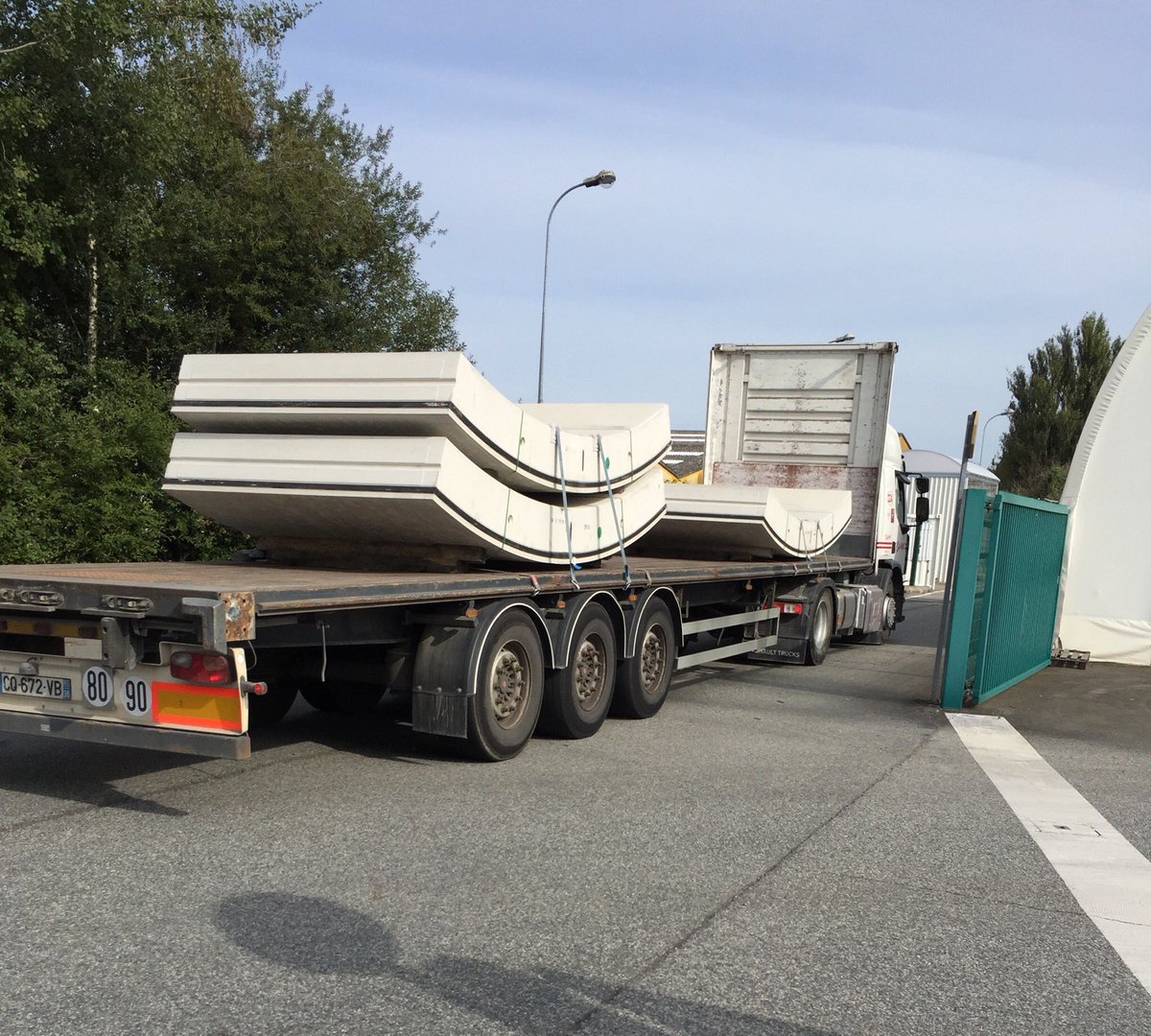 TrainMarin35's tweet photo. On s’active à #RennesTerminal pour le nouveau flux #VFLI Rennes - Gennevilliers !
- Des remorques flambants neuves ✅
- Des dizaines de flats prêts à être chargés de voussoirs ✅
- Les premiers voussoirs sont acheminés sur site ✅
➡️ démarrage imminent❗️
#FretFerroviaire https://t.co/1OBd3oLtDd