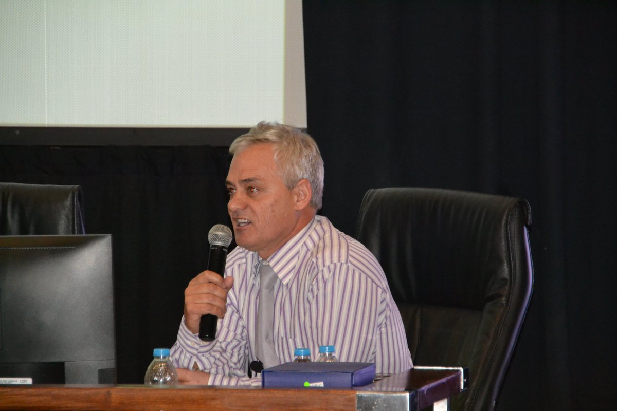 Prof Leon van Rensburg sê dat as jy ‘n 100 hektaar land se grondvog met hulle moderne EMI-stelsel wil meet, moet daar peilstiwwe op twintig punte geplaas word. Op elke punt word daar op drie vlakke, 1,5 meter diep gemeet om ‘n voldoende kaart te teken. <a href="/FertAssSA/">Fertasa</a>