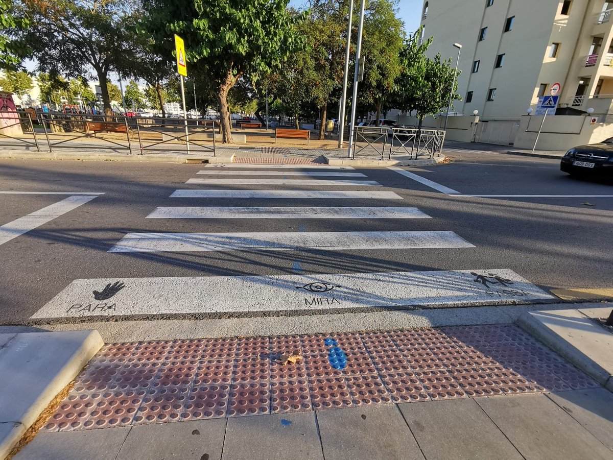 Lloret_de_Mar's tweet photo. L'Ajuntament de #Lloret pinta els passos de vianants més propers a les escoles del centre amb pictogrames per facilitar la interpretació dels infants amb trastorn d’espectre autista (TEA). #mylloret
🔗https://t.co/ielSMOIyIE https://t.co/RcKAbplonU