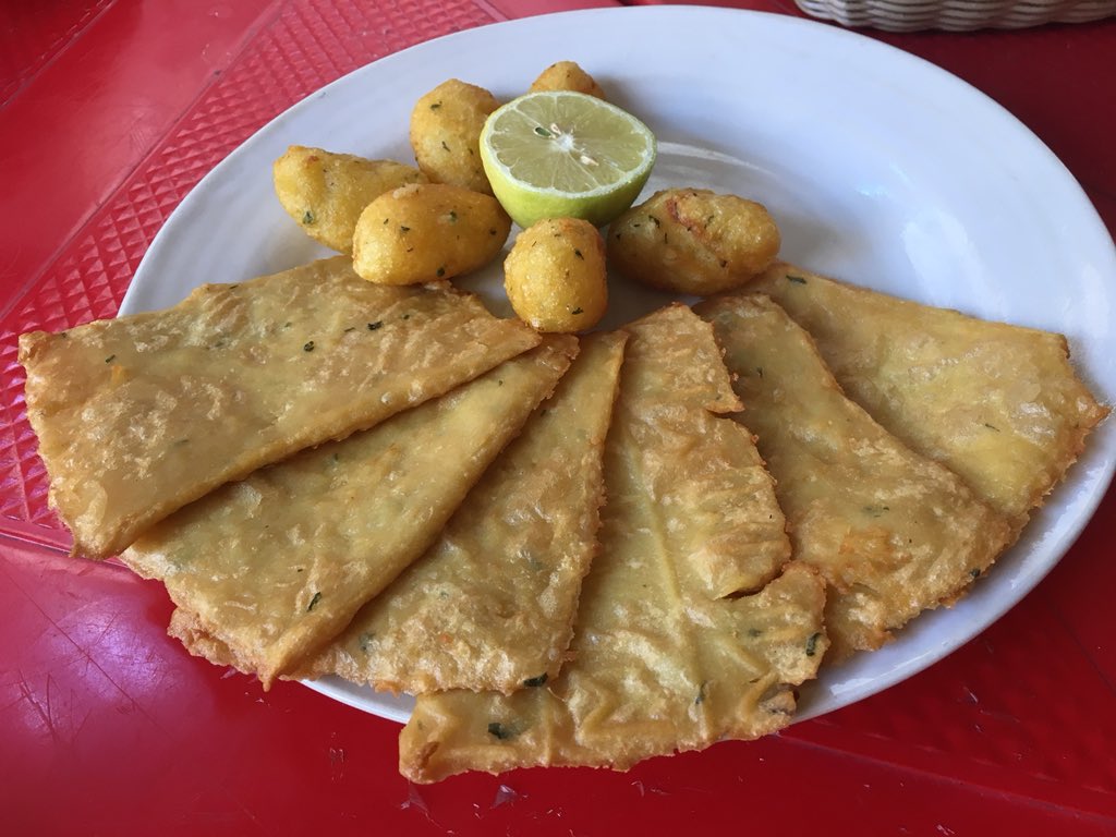 archivetro's tweet photo. Vivere il quotidiano tra #arte, #culture, #folklore e #tradizione.
#MercatodelCapo #Palermo
#anelletti #spremuta di #arance
#panelle (con farina di ceci) e crocchè.
#mypics #travel #Sicilia
#mercato #food #photography
#photos #herbs #StreetFood https://t.co/MBZJ5Uzq2t