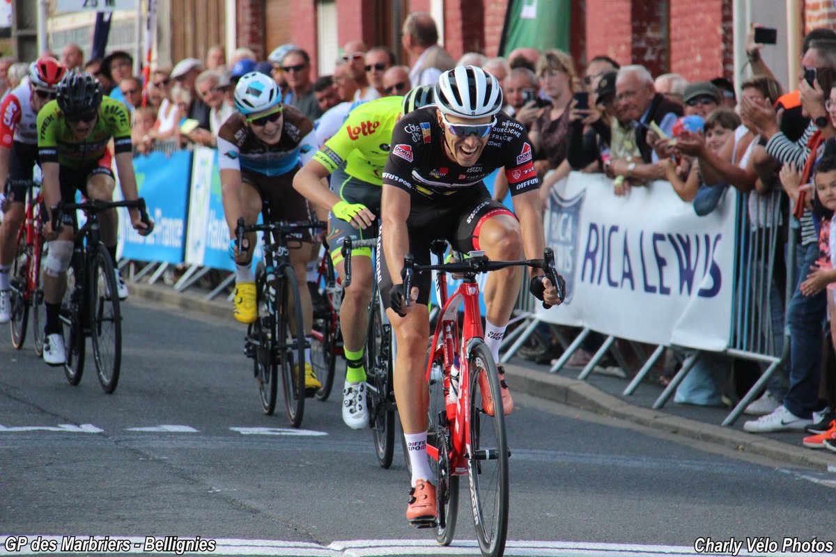 charly_velo's tweet photo. Victoire de Damien Clayton @TeamRibble au #GPMarbriers à Bellignies devant @dylankow @VCROUEN76DN1 et @jeremy_cabot @scodijon #CharlyVéloPhotos https://t.co/5fzzTsaqkV