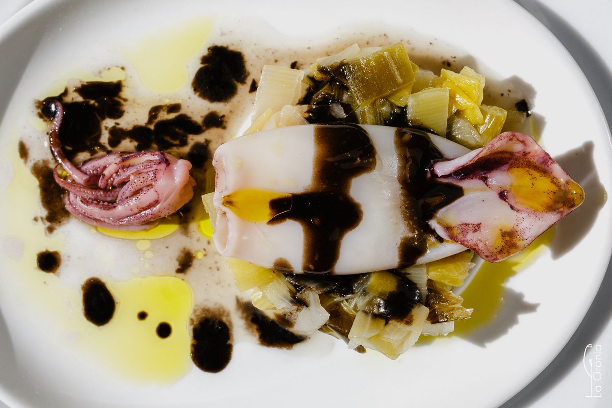 OronjaLa's tweet photo. 🦑 Aún estás a tiempo de probar nuestro #chipirón macerado en salmuera con #puerros escabechados y #demiglace de su tinta con #oliva virgen. Una #gastrotapa sencilla pero que no te dejará indiferente. ¡Te esperamos! 😉 😉 
📍 C/ Santa Clara 2, 1º. Zamora.
📞 Reservas: 980 532 338 https://t.co/GyYGUqIgRF