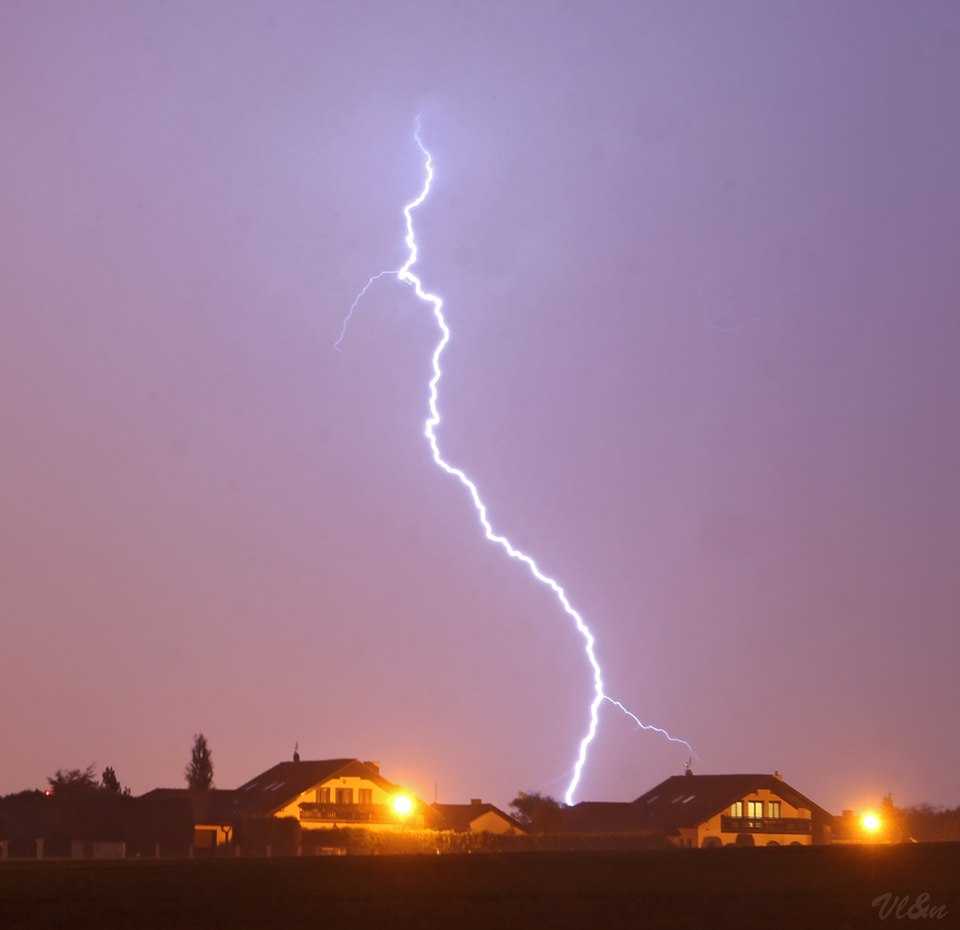 severeweatherEU's tweet photo. A lightning strike in Jihlava, Czechia last night, Aug 20th. Source via @Vysoฤina life and nature https://t.co/3KH5Jg55IK