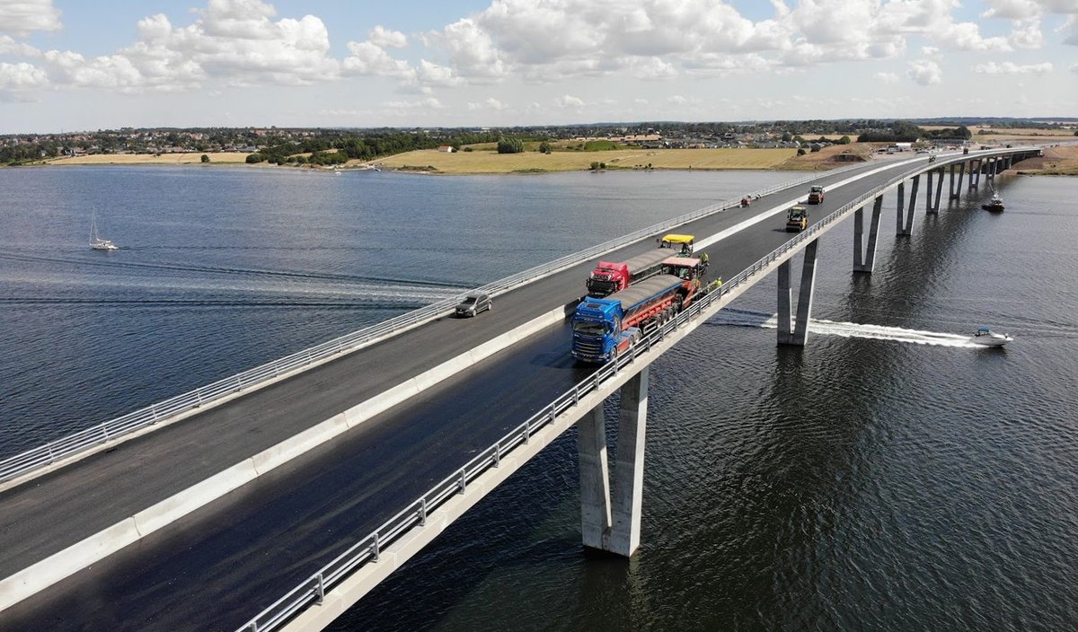 ACCIONA's tweet photo. El proyecto, -consistente en el diseño y la construcción de una autovía de 8,2 km que incluye un puente sobre el fiordo Roskilde-, se ha entregado al cliente tres meses antes de lo previsto: https://t.co/hL6vhvqWPT #ExpertosEnDiseñarUnPlanetaMejor https://t.co/6aJDKoomza