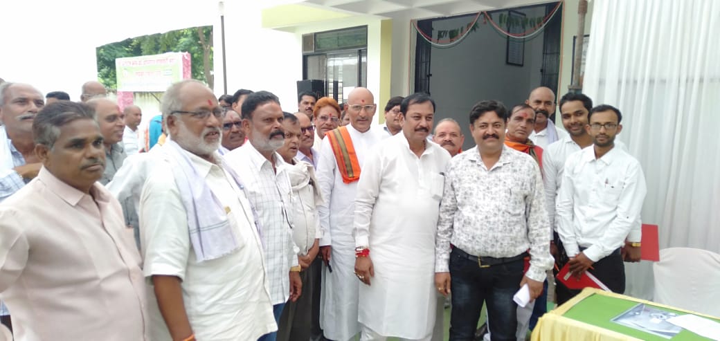 आज बलराम जयंती के अवसर पर दुर्ग सांसद श्री <a href="/VijayBaghelCG/">Vijay Baghel</a> जी ने सबको (बलराम कृषि सोसाइटी) में कृषि देवता भगवान बलराम जी की मूर्ति स्थापना कर वृक्षारोपण किया. सांसद जी ने भगवान बलराम से प्रदेश में अच्छी फसलों की कामना के साथ सुख-समृद्धि के लिए प्रार्थना कर आशीर्वाद प्राप्त किया.