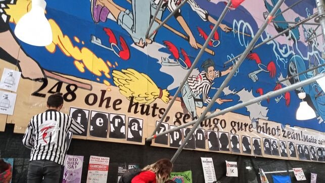 CovitePV's tweet photo. Un juez prohíbe a la comparsa Txori-Barrote exhibir fotos de presos de #ETA en las fiestas de Bilbao y ellos responden sustituyéndolas por sus siluetas.

Se ríen del Estado de Derecho honrando a criminales. Todo el mundo lo sabe y aun así se siguen sirviendo de la impunidad. https://t.co/vZJFYCg0FS