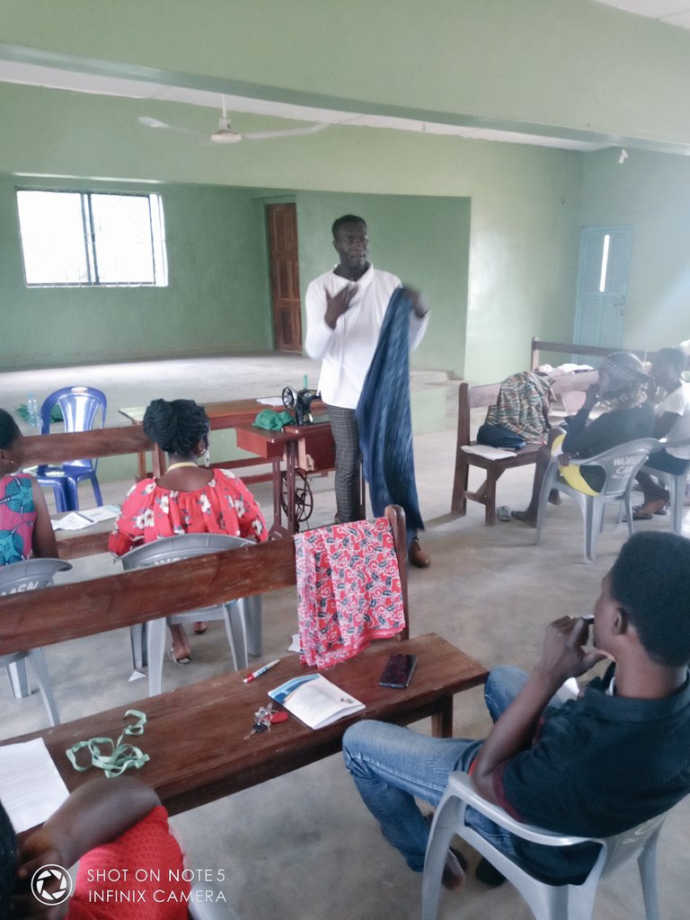 LightPlatform's tweet image. We are still underway this week as the CEO HELPZIBAH WEARS has been with us since Monday giving lectures on Tailoring and Fashion designing. #Lighttraining