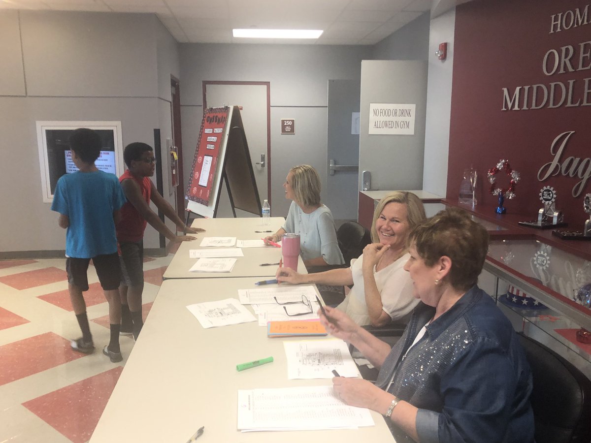 MOulyUhl's tweet photo. It was a great night for parents &amp; students to come out to locker night. Looking forward to a new school year. #omsjags #ParklandPride https://t.co/XAHS5cvAkf