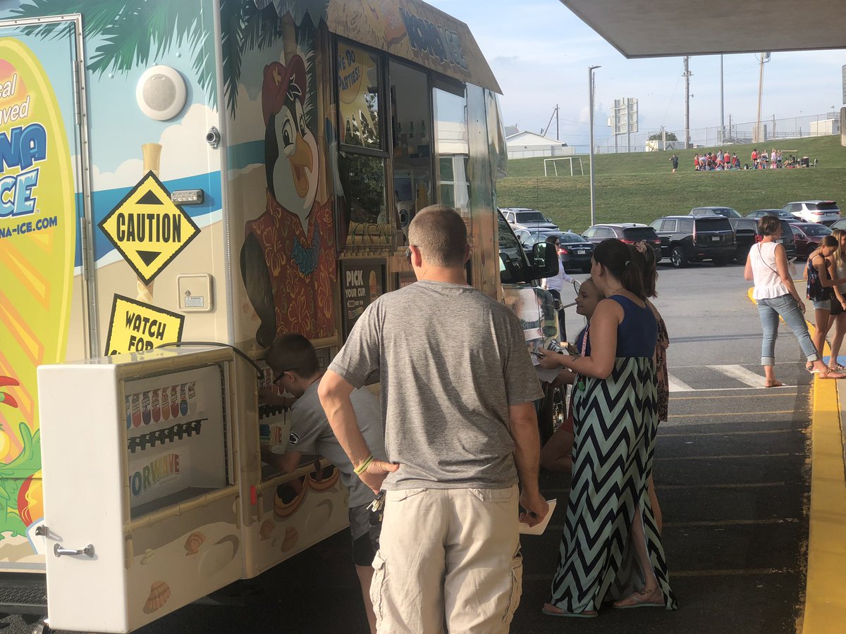 MOulyUhl's tweet photo. It was a great night for parents &amp; students to come out to locker night. Looking forward to a new school year. #omsjags #ParklandPride https://t.co/XAHS5cvAkf