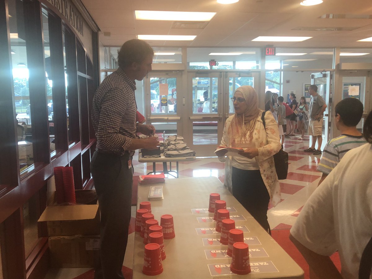 MOulyUhl's tweet photo. It was a great night for parents &amp; students to come out to locker night. Looking forward to a new school year. #omsjags #ParklandPride https://t.co/XAHS5cvAkf
