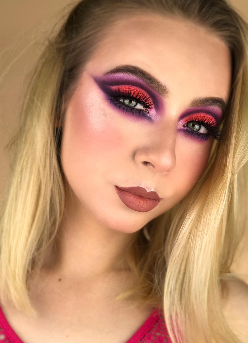 BeeMaya_Makeup's tweet photo. FACE:@ColourPopCo no filter concealer @hudabeauty faux filter foundation
EYES:@bperfectcosm Carnaval palette
BROWS: @ABHcosmetics dip brow pomade soft brown
#makeup #eyemakeup #abh #anastasiabeverlyhills #muapl #tutorial #dipbrow #bperfectcosmetics #colourpop #dragqueen https://t.co/XdlbCY5X9F
