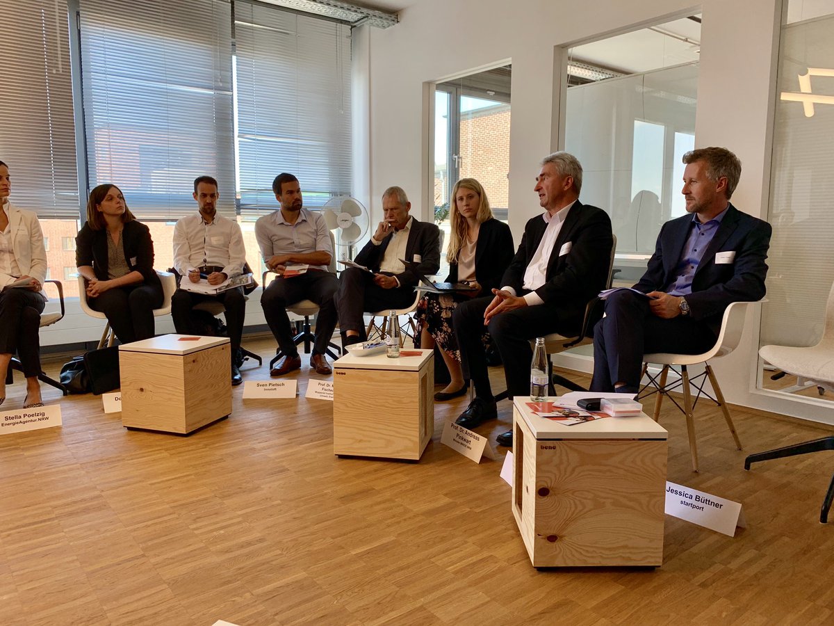 WirtschaftNRW's tweet photo. Min @a_pinkwart beim #GreenTechRoundtable im @startport_ruhr: Wir brauchen grüne Innovationen, die Energie und Rohstoffe sparen und das Klima schützen. Diesen hochinnovativen #Startups wollen wir die besten Rahmenbedingungen schaffen, damit sie die Lösungen von morgen entwickeln. https://t.co/7BsSVR3tEF