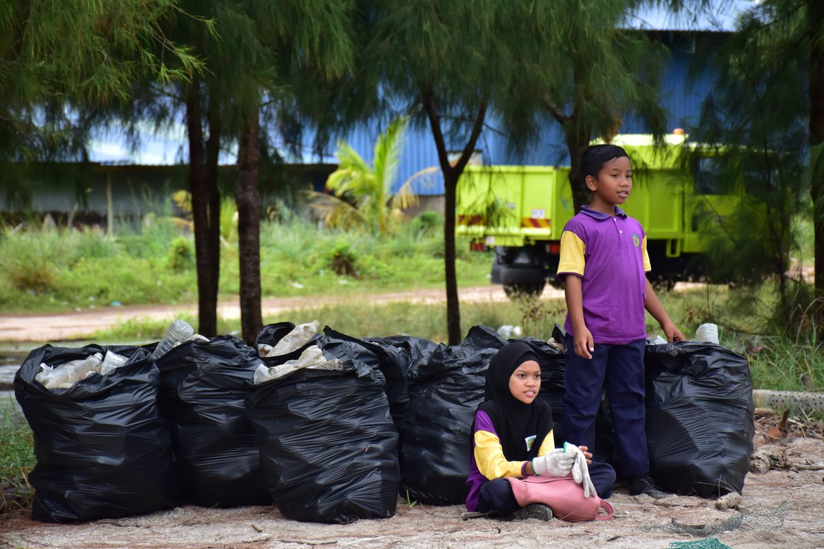 envidaman's tweet photo. Trash Hunter @ Trash Challenge Di Tanjung Dawai
"Sometimes Being Super Is Merely A State Of Mind"
#kedah #tanjungdawai #trashchallenge #trashhunters #environment #alamsekitar #malaysia #trash #smallhero #sungaipetani #pantaimerdeka #alorsetar #perlis https://t.co/DhpPEjcPwe