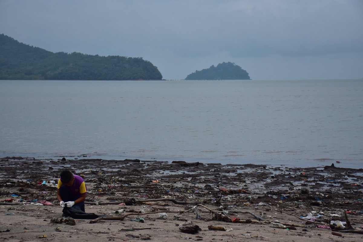 envidaman's tweet photo. Trash Hunter @ Trash Challenge Di Tanjung Dawai
"Sometimes Being Super Is Merely A State Of Mind"
#kedah #tanjungdawai #trashchallenge #trashhunters #environment #alamsekitar #malaysia #trash #smallhero #sungaipetani #pantaimerdeka #alorsetar #perlis https://t.co/DhpPEjcPwe