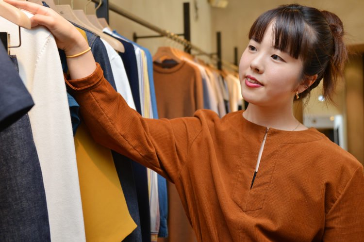ファッションチェック A P C 販売スタッフの塩原瑠里子さん アパレル ファッション 仕事 キャリア スナップ Apc アー ペー セー ほか写真あり モデルプレス Scoopnest