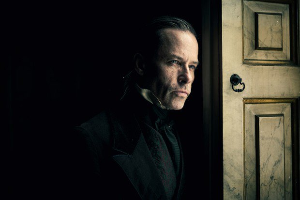 RainhamHallNT's tweet photo. Hey, @TheGuyPearce, we recognise those window shutters! We can't wait to see Rainham Hall star in this year's @BBC production of A Christmas Carol: https://t.co/1qyLZWQRTu. Credit: Robert Viglasky. #Famous #OnScreen #TVStar #AChristmasCarol #RainhamHall #GuyPearce #DenneyEdition https://t.co/AeEHpxUumA