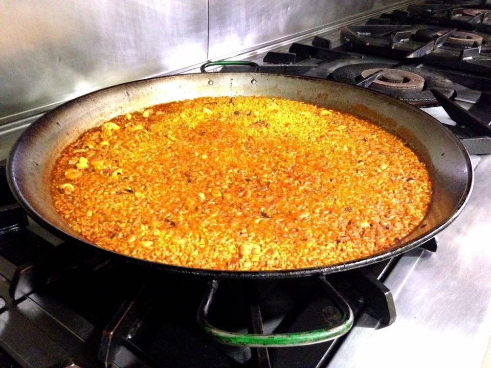 RteJesusGor's tweet photo. Van saliendo los arroces!! Caldosos, de verduras, con bogavante, del senyoret!! Es un no parar y estamos agradecidos con todos vosotros por elegirnos un año más!! 🍚🍷🍰🥂🌊🏖 https://t.co/TcQJtXvNod