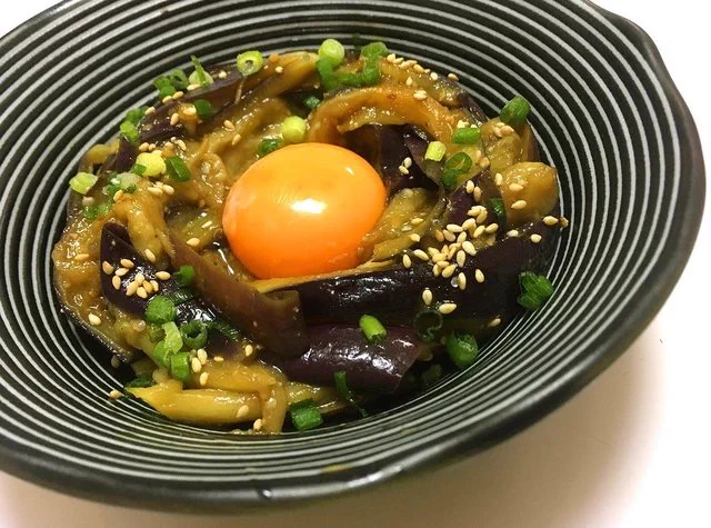 酒とご飯がガンガン進む！？トロトロの茄子と卵黄、タレが絡み合う「茄子ユッケ」の作り方！