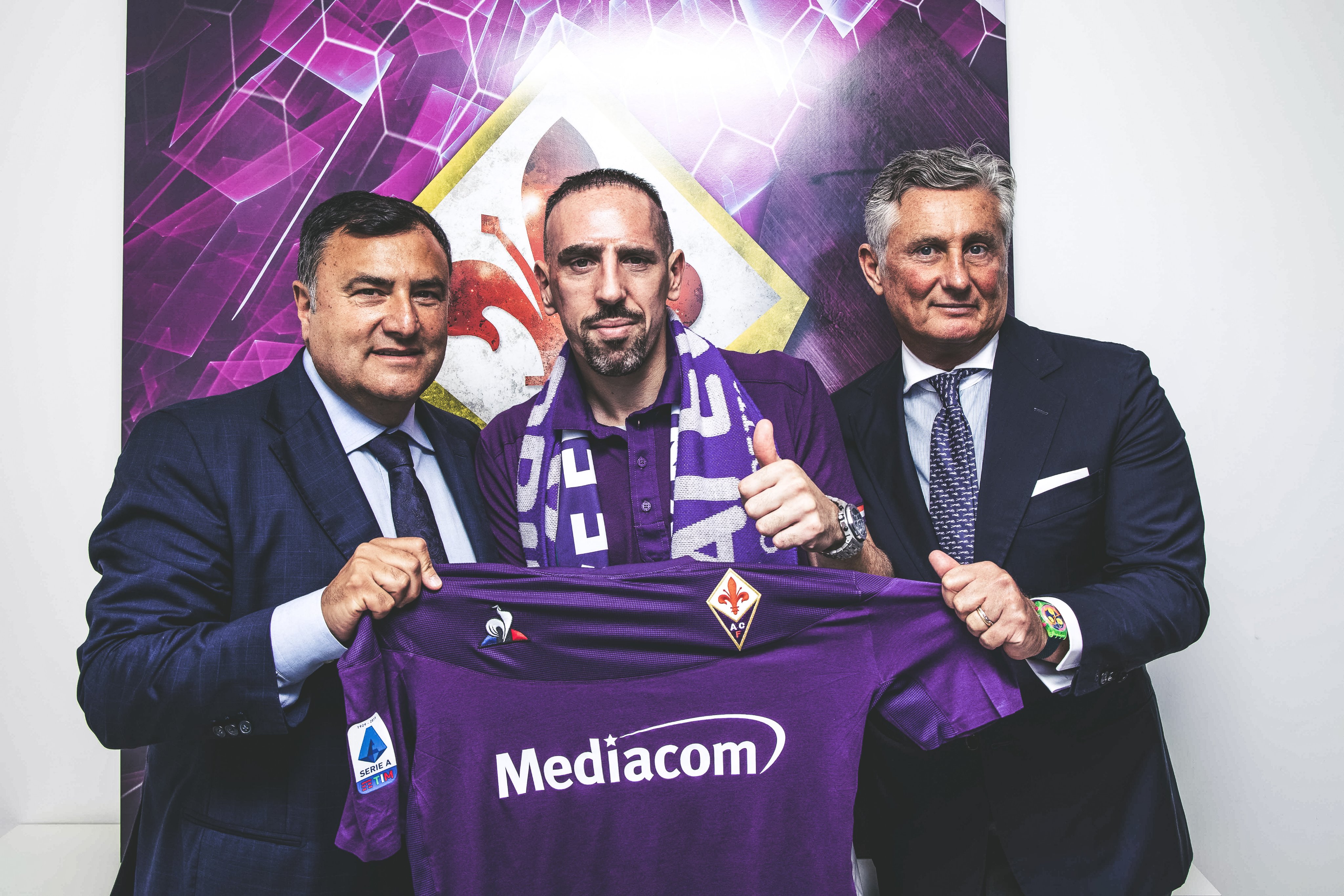 Ribery ya posa con la camiseta de la Fiorentina.
