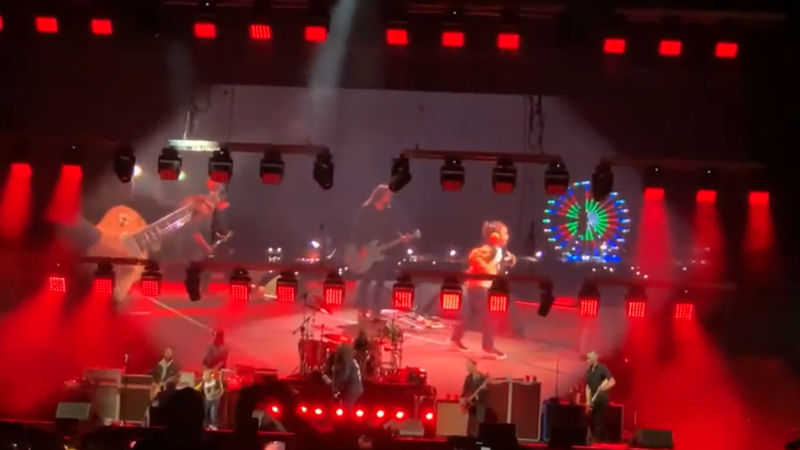 ArrowTVRock's tweet photo. Taylor (5) steelt de show bij Foo Fighters-concert in Belfast.

Lees meer: https://t.co/2WgfeRgken https://t.co/JRK2RAQySO