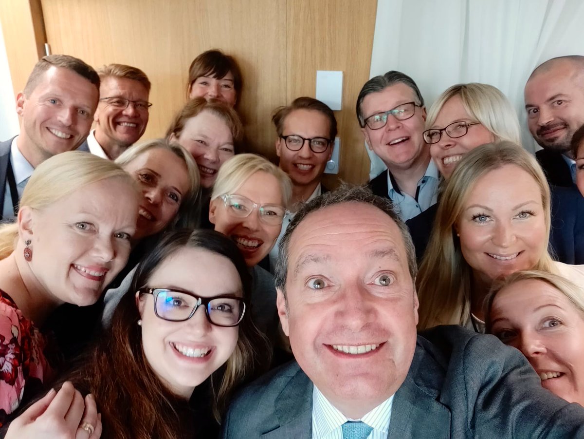 DanskeBankFI's tweet photo. But first, let me take a selfie! Toimitusjohtajamme Chris Vogelzang vierailee tänään Helsingissä,  tutustuen Dansken suomalaiseen jengiin. Hymy on herkässä ainakin tällä poppoolla. 😊 https://t.co/xEDirt23dk