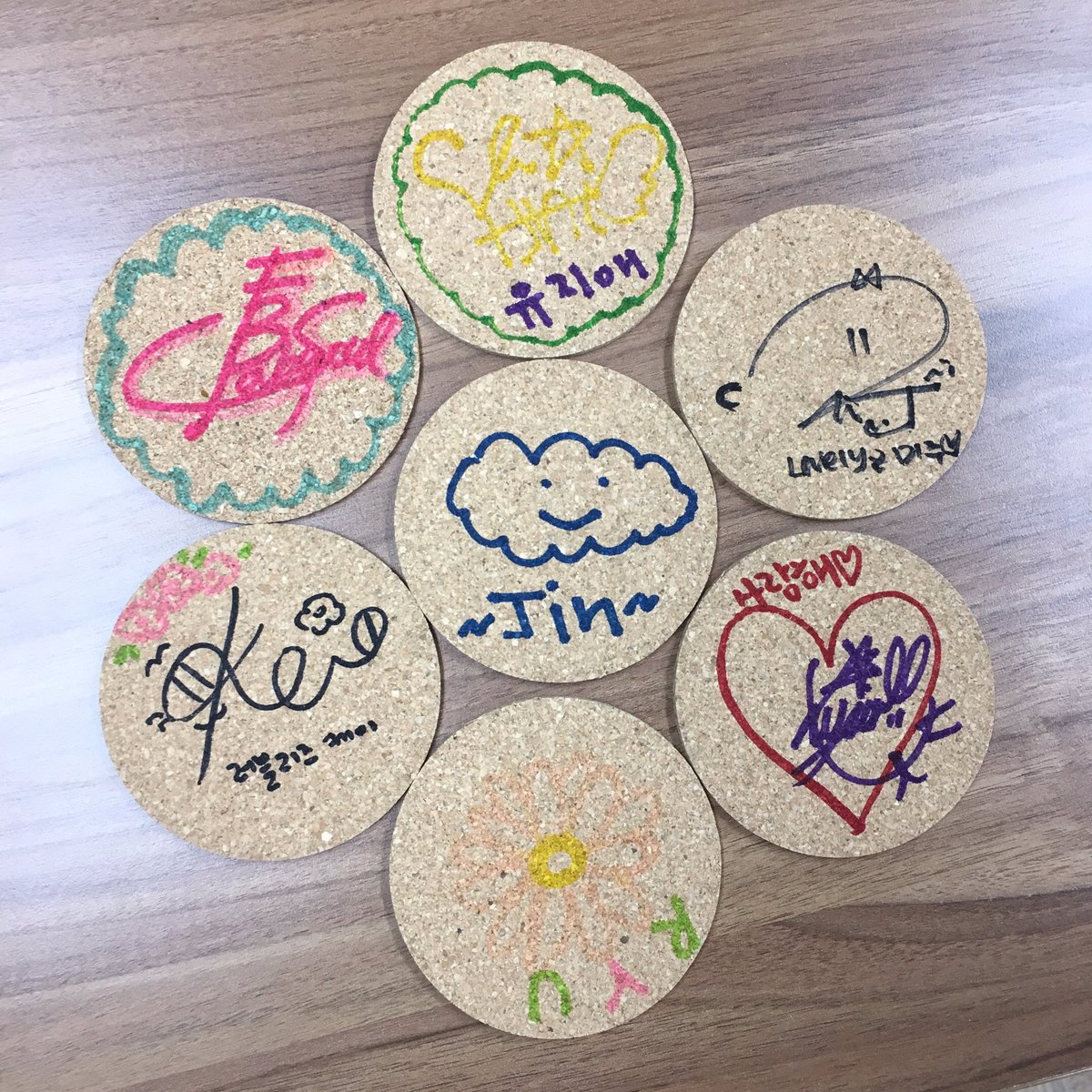 💖 본 방 사 수 이 벤 트 💖
스밍 앱과 유튜브를 통하여 아이돌카페를 보고 계시는 러블리너스 분들! 캡쳐 멘션으로 보내주세요. 러블리즈 멤버들만의 유일무이 커스텀 코스터! 를 보내드립니다👏🏻

✔️방송이 끝날때까지 보내주세요
✔️총 7분께 드립니다 (랜덤!)

#러블리즈 #Lovelyz