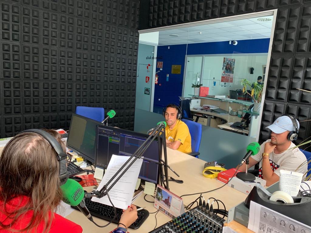 Miles de gracias a la gente guapa de <a href="/OndaCero_es/">Onda Cero</a> por la pedazo de entrevista, en un ratillo la tendréis en el link de IG 🛫🛫