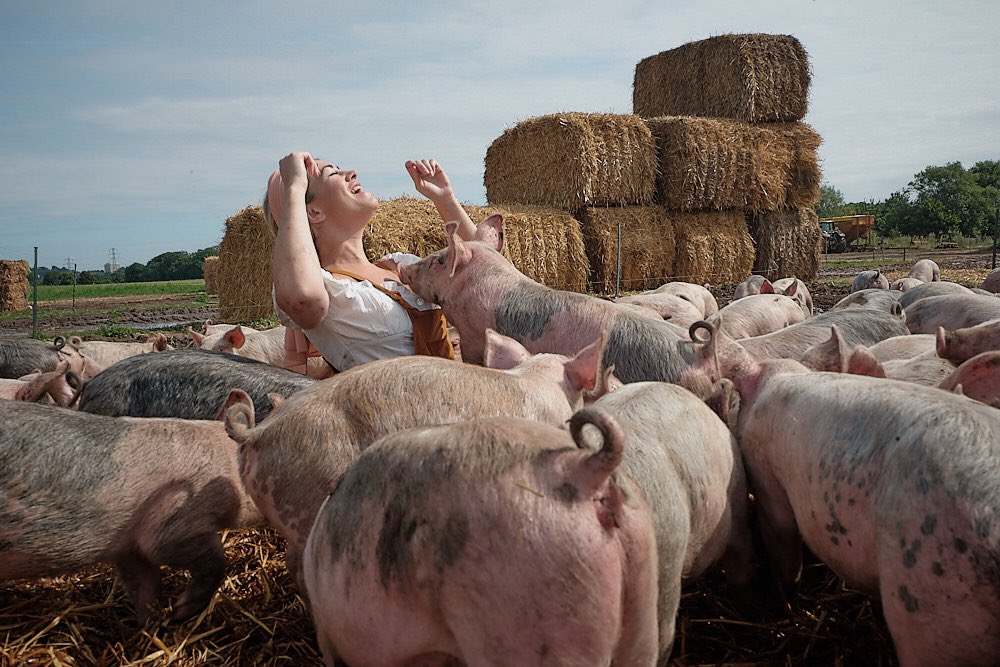 into_opera's tweet photo. Thanks @stephenfry @russellcrowe @ClassicFM @itvanglia @RobSetchell for sharing our video of wonderful @Singing_Fleur serenading piglets with Donizetti ahead of the 2019 Norfolk Into Opera Festival. Since the video went viral what hasn’t been revealed are... photos! #NIOF19 🐷👩🏼🌾 https://t.co/hhlb8xsAtj