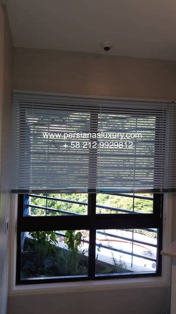PERSIANASLUXURY's tweet image. #persianas #horizontales de #aluminio es un #clásico por excelencia en la #decoración de #ventanas y #ambientes.  permite control de la luz y la privacidad En #PersianasLuxury contamos con un gran variedad de #colores. Usted puede escoger entre #láminas #sólida y #perforadas.