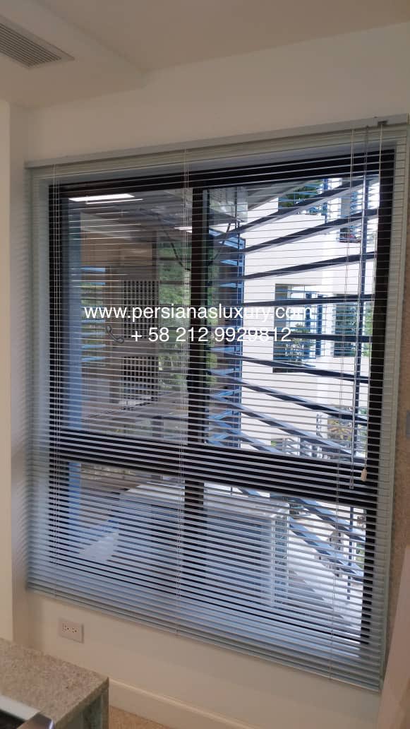 PERSIANASLUXURY's tweet image. #persianas #horizontales de #aluminio es un #clásico por excelencia en la #decoración de #ventanas y #ambientes.  permite control de la luz y la privacidad En #PersianasLuxury contamos con un gran variedad de #colores. Usted puede escoger entre #láminas #sólida y #perforadas.