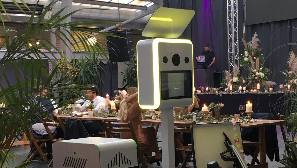 wersocialjungle's tweet photo. The lovely @jamie_genevieve chose the most technically advanced photo booth available in the market for her home wedding, 'The Summit' photo station! We fully wrapped &amp; customised the station &amp; photo template to match the wedding stationary.

#TheSummit #Photostation #photobooth https://t.co/tHxsiw1gj4