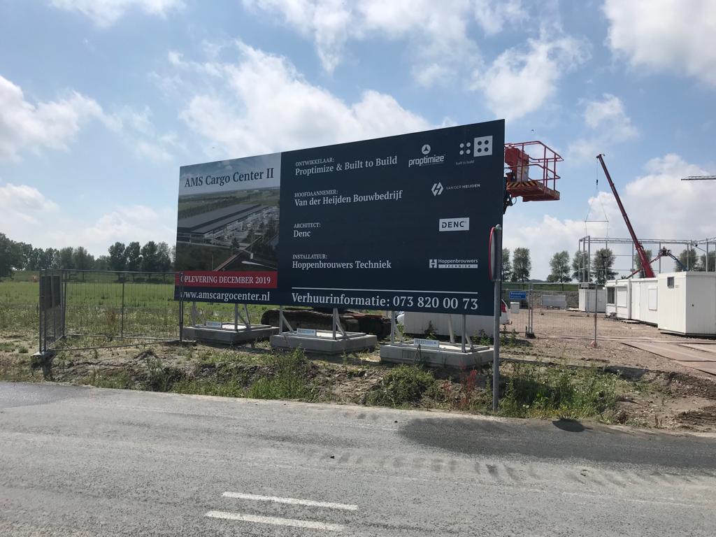 Op Schiphol Logistics Park verrijst AMS Cargo Center II. Om de omgeving te informeren over de bouwwerkzaamheden, plaatsten wij een #projectbord van 20 x 4 meter en een van 10 x 4 meter. op onze medium constructies beton en staal. #duurzaam signmatch.nl/uitgelicht/pro…