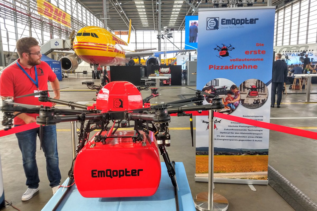chs42's tweet photo. Auch viele Drohnen sind auf der #Luftfahrtkonferenz zu sehen, unter anderem auch der #Emqopter, eine voll autonome Lieferdrohne, die bei einem Autozulieferer in Bayern getestet wurde. https://t.co/LiwOxLIYDs
