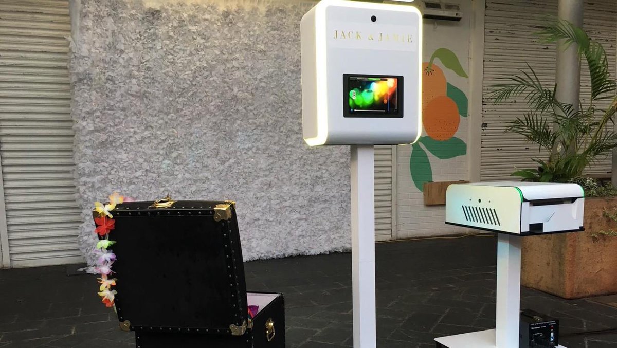 wersocialjungle's tweet photo. The lovely @jamie_genevieve chose the most technically advanced photo booth available in the market for her home wedding, 'The Summit' photo station! We fully wrapped &amp; customised the station &amp; photo template to match the wedding stationary.

#TheSummit #Photostation #photobooth https://t.co/tHxsiw1gj4
