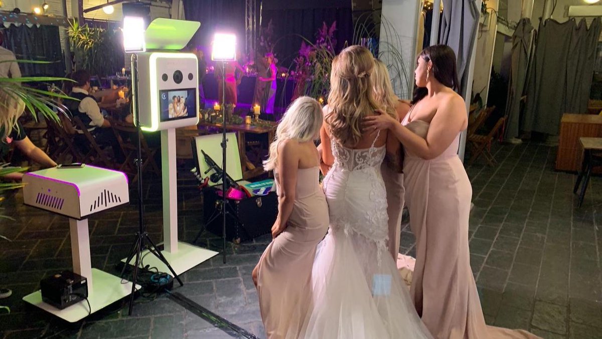 wersocialjungle's tweet photo. The lovely @jamie_genevieve chose the most technically advanced photo booth available in the market for her home wedding, 'The Summit' photo station! We fully wrapped &amp; customised the station &amp; photo template to match the wedding stationary.

#TheSummit #Photostation #photobooth https://t.co/tHxsiw1gj4