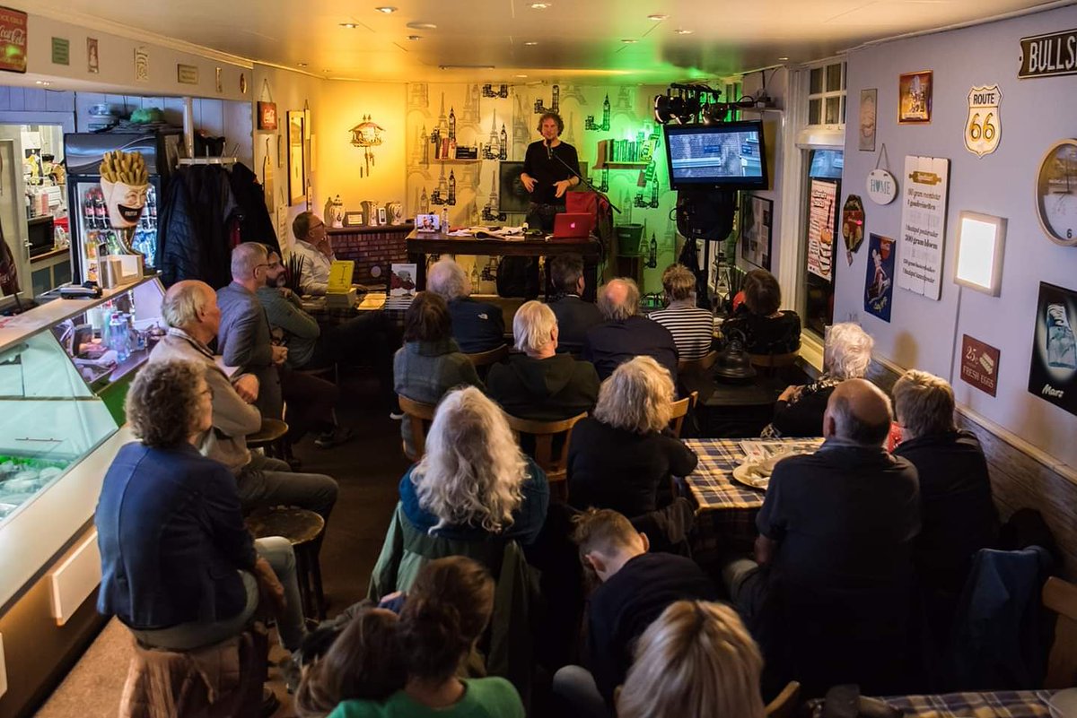 Jaaa! Na een zomerstop beginnen we in september weer met bekende activiteiten in onze Culturele Hoofdstraat!
Denk aan het Filmhuis: elke laatste woensdag van de maand draaien we 3 verschillende films in 'Ons Huis'. En natuurlijk komt ook het Literaire Snacken weer voorbij.